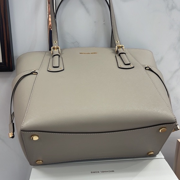 Voyager Small Saffiano Leather Tote Bag
Style# 30H1GV6T4T
NWT
COLOR: Pearl Gray - Picture 14 of 16